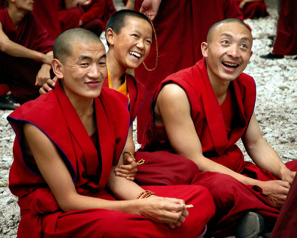དགེ་སློང་རིམ་གྱི་དུས་དེའི་སྒོམ་མི།: Joyful Harmony of Philosophical Discourse Giclee / Colored / 8 x 10 Tracy McCrackin Photography Wall art - Tracy McCrackin Photography
