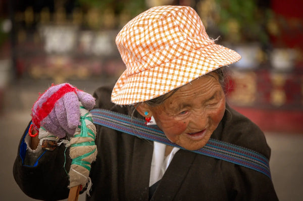 བརྩེ་བ་དང་ནོར་སྤྱི།: རྟགས་དོན་གྱི་རྣམ་དབྱིངས། (Tséwa Dang Nor Chi: Takdön Gyi Namdhying): Strength in Grace: Resilient Elderly Tibetan Woman with Cane Giclee / Colored / 5 x 7 Tracy McCrackin Photography Wall art - Tracy McCrackin Photography