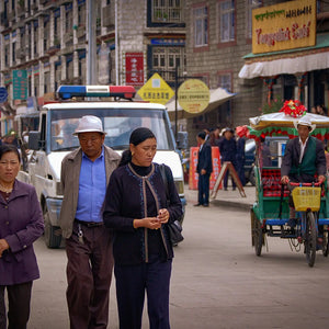 སླེབ་དཔར་བརྩིས་དགུས་གི་ཕྱིར་གཟུགས།: Modern Influences in Lhasa's Heart Giclee / Colored / 8 x 10 Tracy McCrackin Photography Wall art - Tracy McCrackin Photography