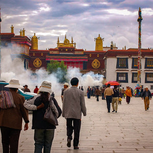 གསང་བའི་ཞི་བདེ།: ལྷ་སའི་དགོན་པ་དང་བརྙན་འཕྲིན་སྦས་ཡོལ། (Sangwai Zhyiwé: Gongpa Dang Nyen Trin Bé Yöl): Sacred Serenity Giclee / Colored / 5 x 7 Tracy McCrackin Photography Wall art - Tracy McCrackin Photography